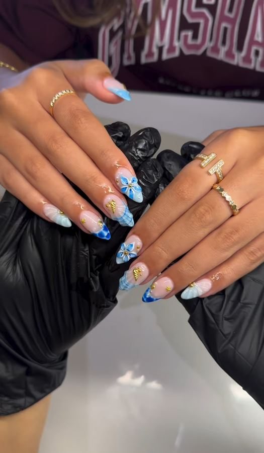 Hand-painted nail set in blue and gold